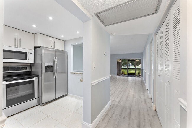 Building Photo - 9370 SW 8th St Unit 116