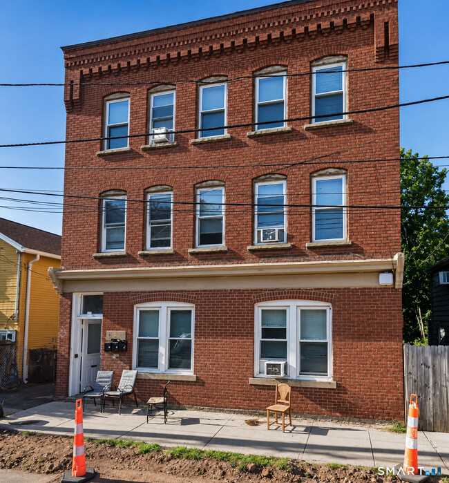 Building Photo - 14 Portland St