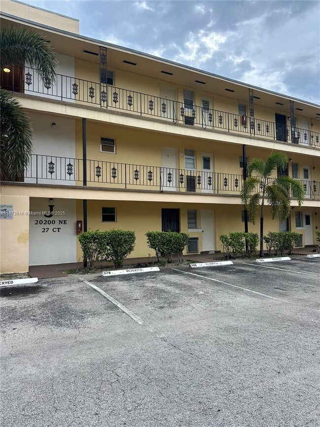 Building Photo - 20200 NE 27th Ct Unit J-16 Rental