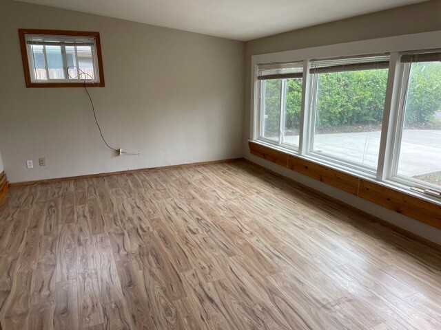 Photo - 307 Cardinal Cres Unit 307