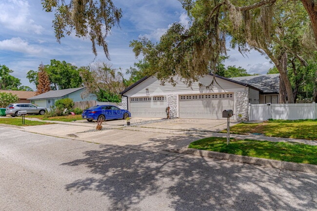 Photo - 911 Robinhood Ct