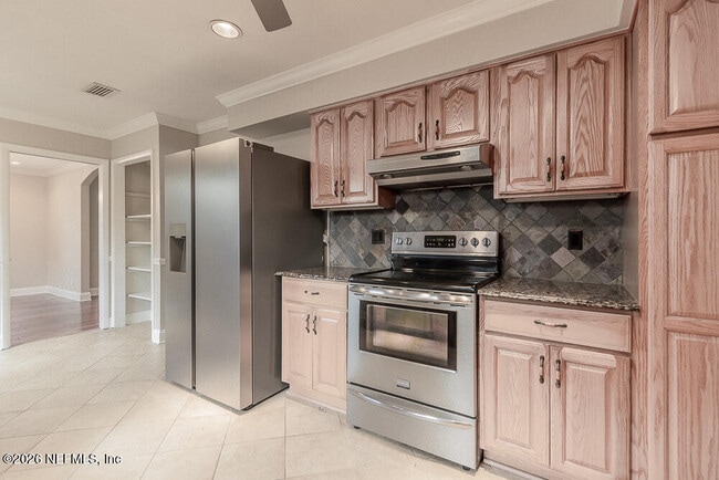 Photo - 1549 Montrose Ave E