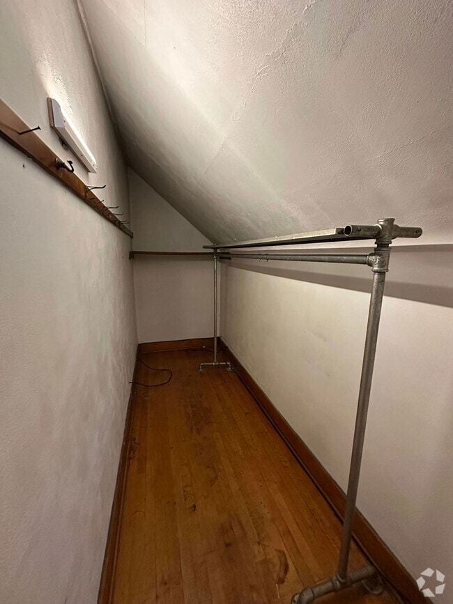 Building Photo - 3238 S 7th St Unit Upper Rental