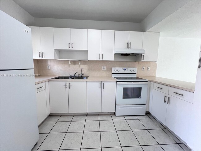 Photo - 519 W 68th St