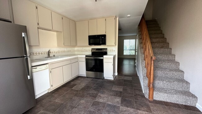 Building Photo - Large spacious 2 Bedroom in UTC