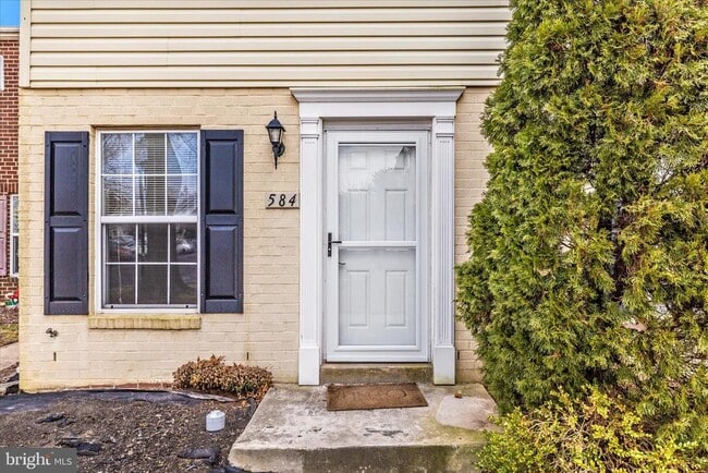 Photo - 584 Cotswold Ct