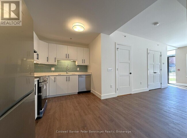 Photo - 109 Queen St S