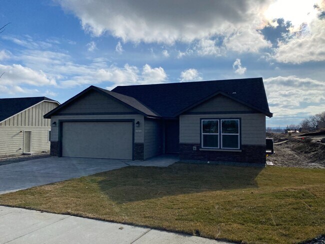 Photo - Newer Edgewood Home in Sagecrest Development!