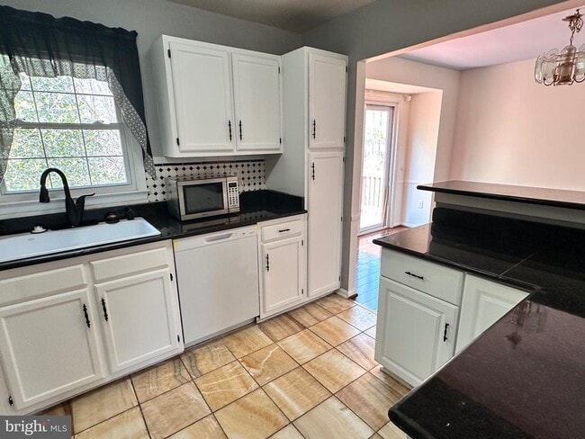 Photo - 7914 Forest Path Way