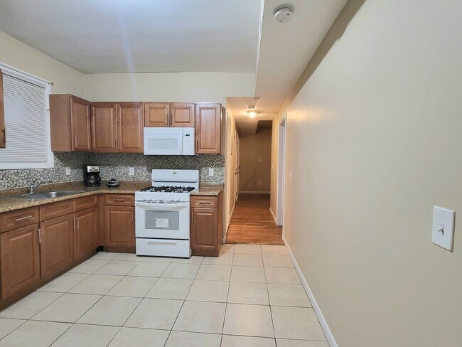 Kitchen - 501 S 10th St Unit 2