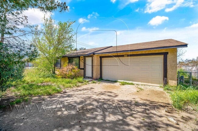 Building Photo - Single-Story 3BR Home with Garage & Fully Fenced Yard