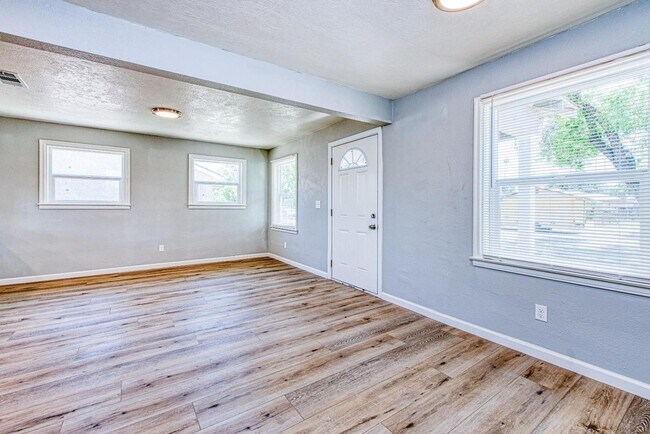 Photo - 2 br, 1 bath House - 3309 E Platt Ave