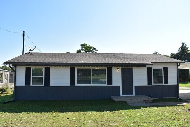 Building Photo - "Charming Newly Remodeled 3-Bedroom Home F... Unit A