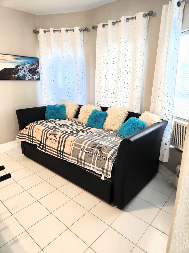 Photo - 2605 Avenue Q