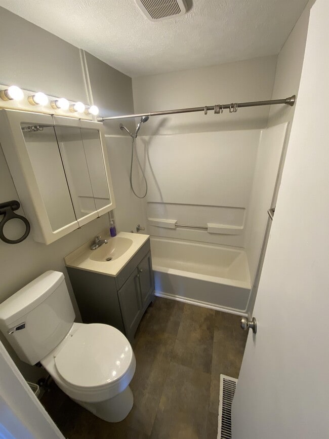 Photo - 877 Windsor Dr