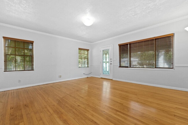 Photo - 609 NE 9th Ave