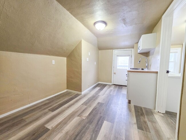 Building Photo - 861 Howard St Unit Upper