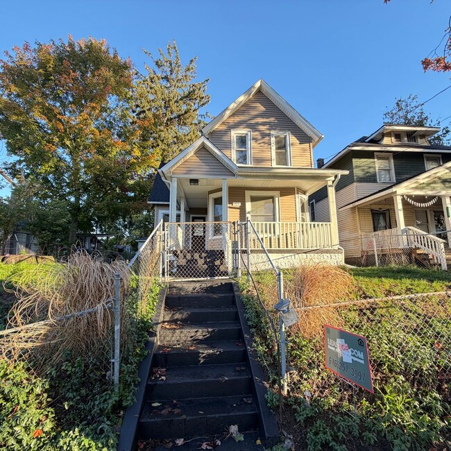Building Photo - Large 3 bedroom home with a den!