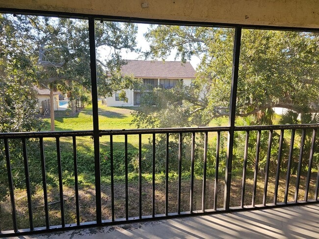 Building Photo - Quiet hideaway