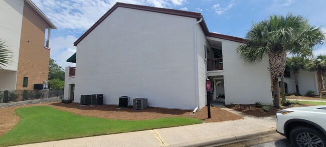 Building Photo - St Thomas Square!