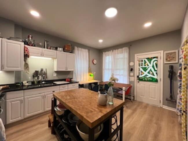 Building Photo - Renovated 3BR (or 2BR + Office) in East Rock w/ In-Unit Laundry – Near Yale SOM Unit 2L