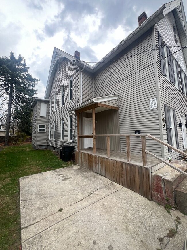 Building Photo - 508-10 E 6th St Unit 1