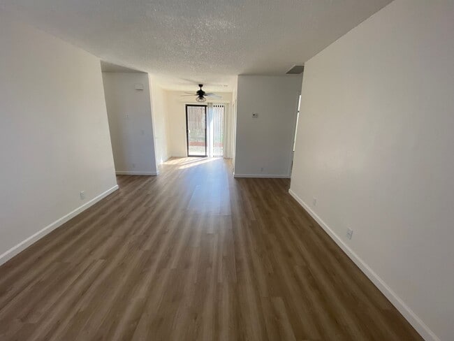 Building Photo - La Tierra Garden Apartment (29) Unit 9339-29
