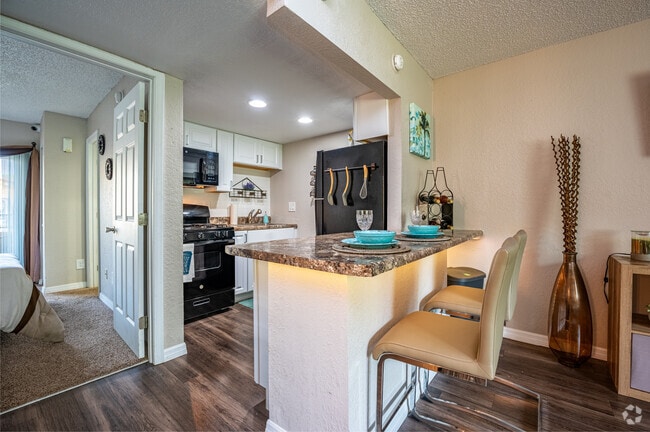 1BR, 1BA - 550SF - Kitchen and Dining