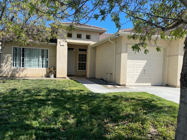 Building Photo - MOVE-IN READY – THIS ONE WILL GO FAST!