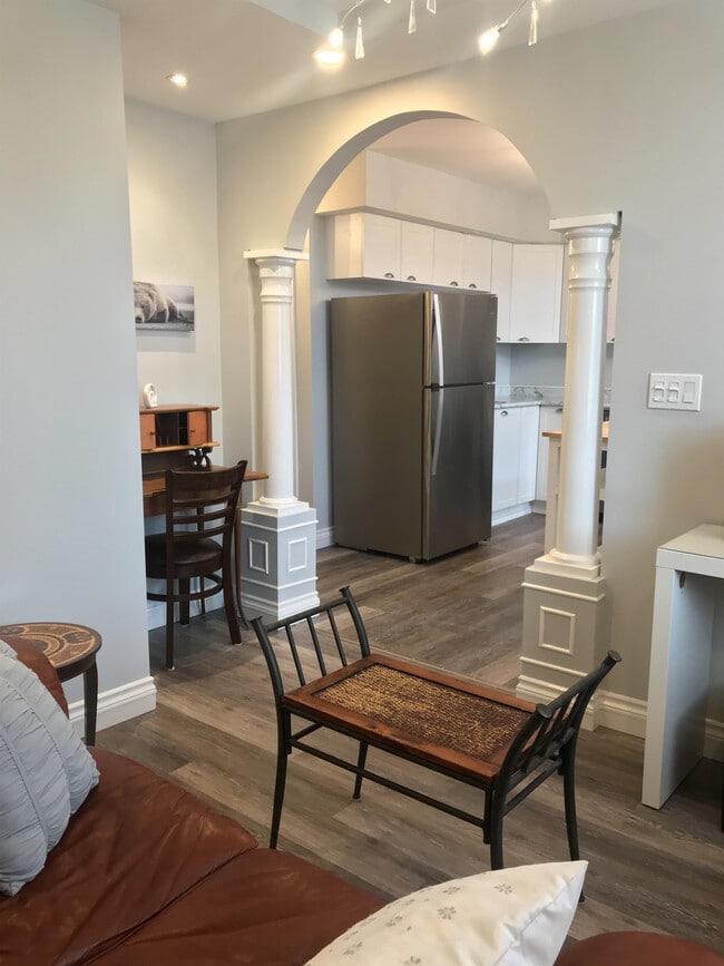 Building Photo - 242 Bridge St Unit 4