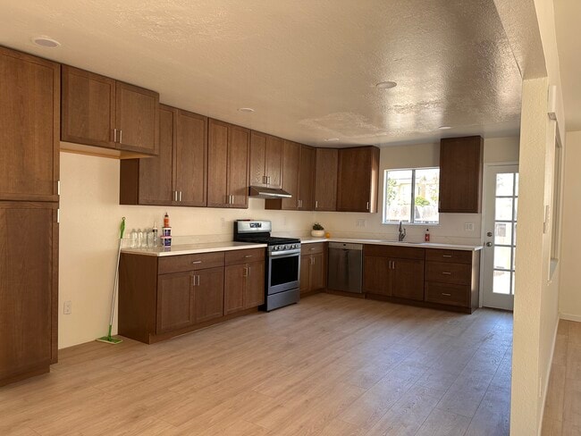 Photo - 984 McKenzie Ave
