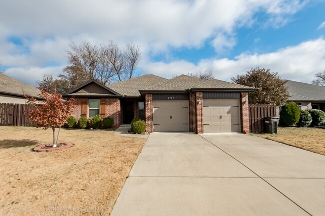 Building Photo - Fabulous 3 BR 2 Bath Home in Rogers near I-49! Brand new paint and floors!