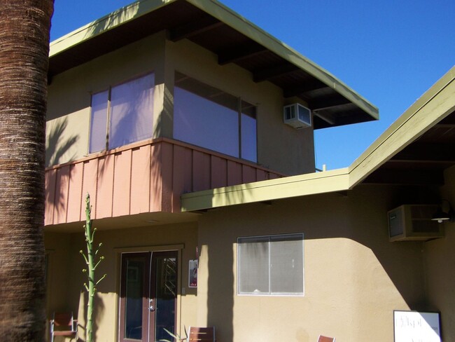 2583 N Palm Canyon Dr Unidad 400