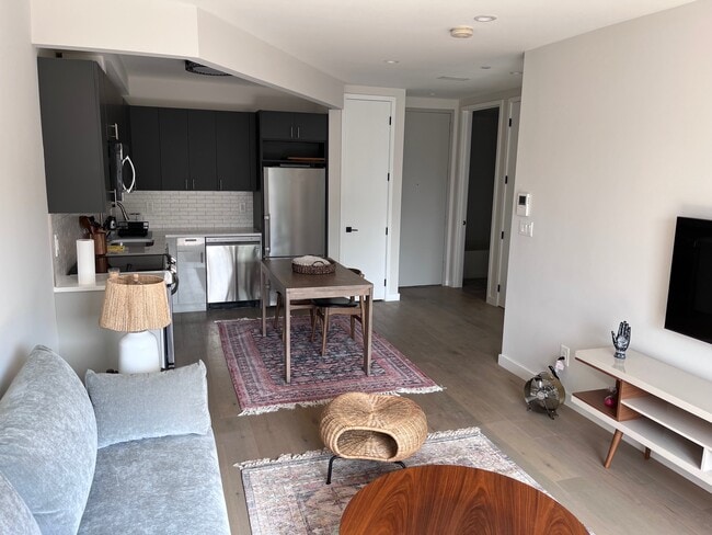 Building Photo - 1390 Putnam Ave Unit 4R