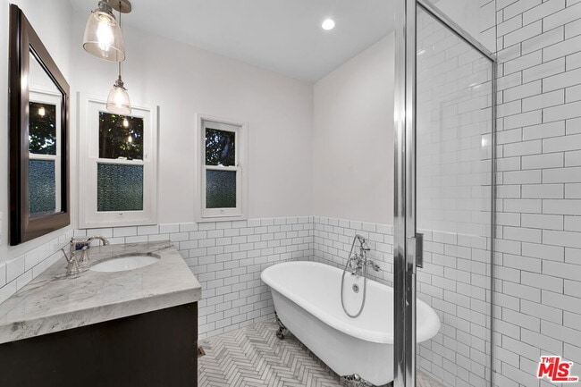 Photo - 918 N Genesee Ave