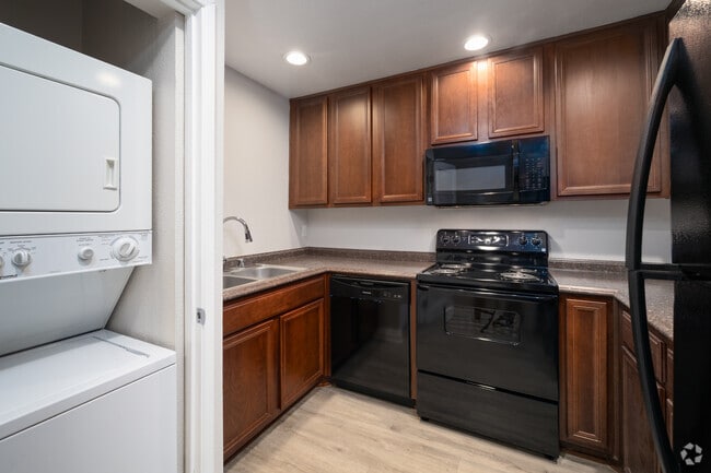 2BR, 1BA - 880SF - Kitchen