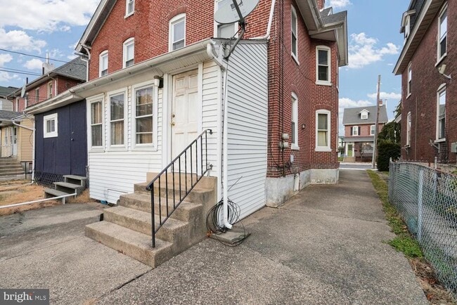 Photo - 174 E Main St