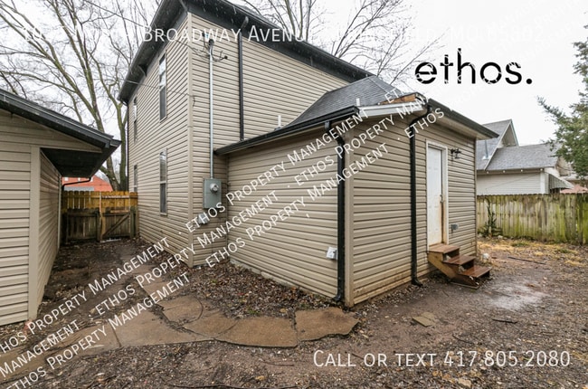Photo - 1035 N Broadway Ave