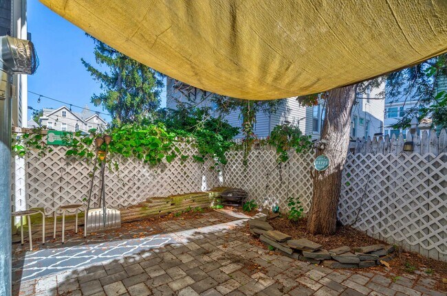 Photo - 232 Pearsall Ave Unidad 1