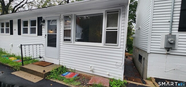Building Photo - 1267-UNIT Thompson Rd