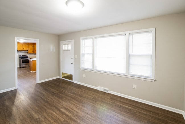 Photo - 5305 Albert St