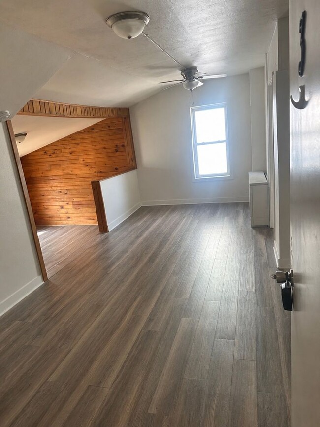 Building Photo - 202 N Lincoln St Unit 3