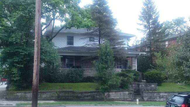 Photo - 324 E 2nd St