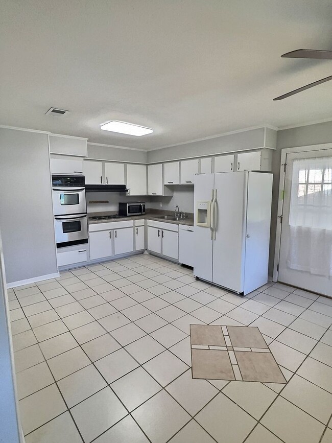 Photo - 302 Hunter Dr