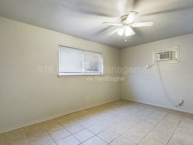 Photo - 15112 Bellaire Ave Unidad B