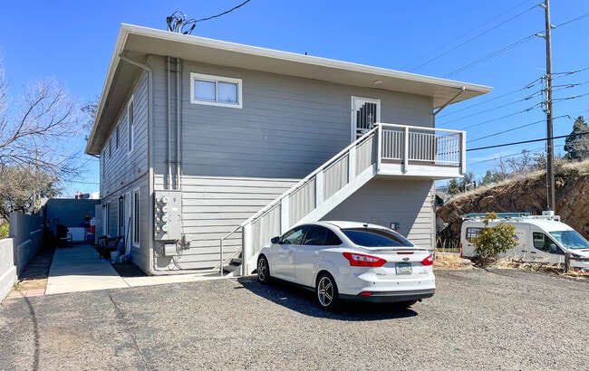 Photo - 701 Campbell St