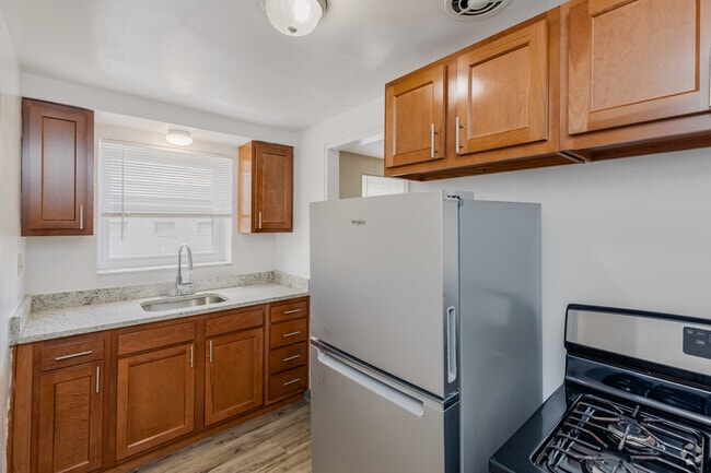 2BR, 1BA - 735SF - Kitchen