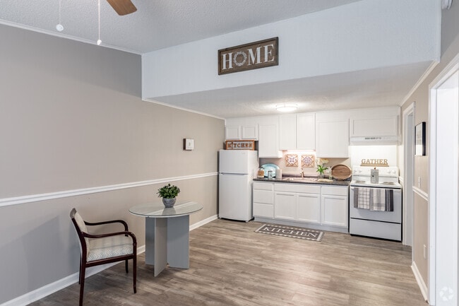1HAB, 1BA - 567SF Kitchen & Comedor