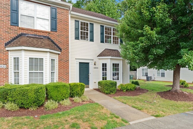 Building Photo - Recently updated end-unit townhome in Nort...
