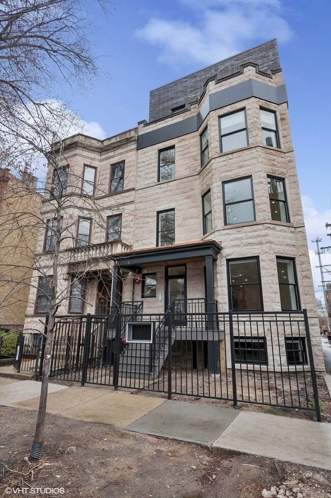 Building Photo - 3615 N Wilton Ave Unit PH